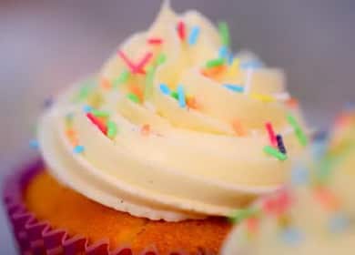 Vanilla Cupcakes - Cupcakes with Delicate Cream