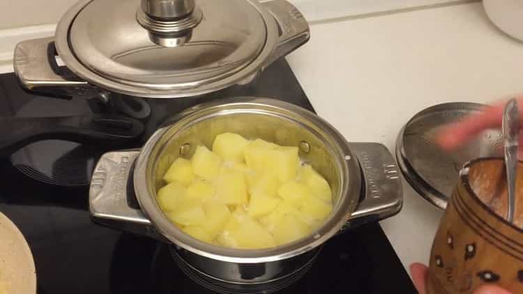 Pour cuire des boulettes de pommes de terre et de saindoux, faire bouillir les pommes de terre