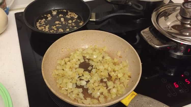 Da biste napravili knedle s krumpirom i lukom, pržite mast