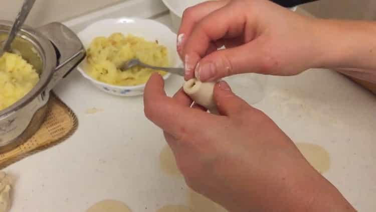 Da biste napravili knedle s krumpirom i slaninom, narežite knedle