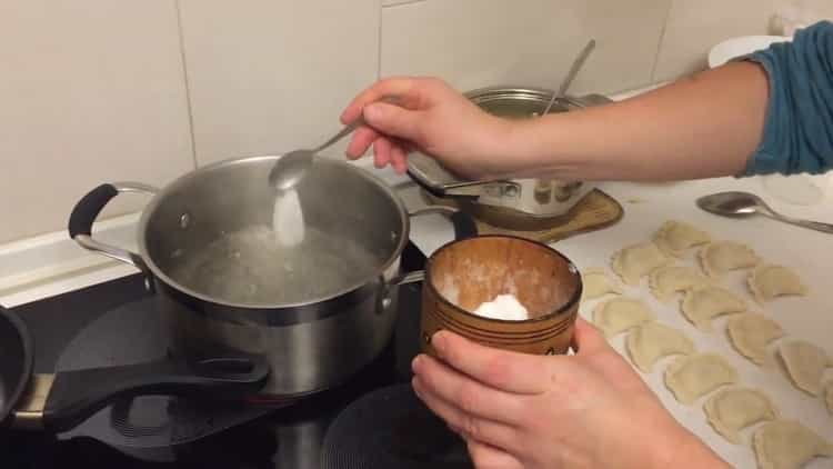 Para hacer albóndigas con papas y tocino, agua salada