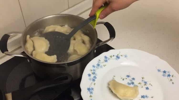 Faire des boulettes avec des pommes de terre et du saindoux, faire bouillir des boulettes