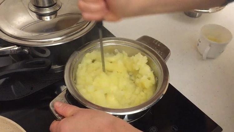 Da biste napravili knedle s krumpirom i lukom, krumpir nasjeckajte