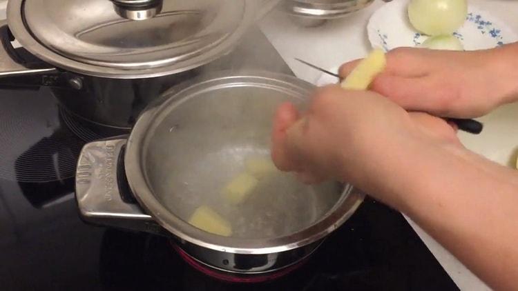 Para hacer albóndigas con papas y tocino, prepare los ingredientes.