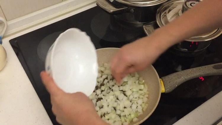 Pour faire des boulettes de pommes de terre et de saindoux, faites frire les oignons