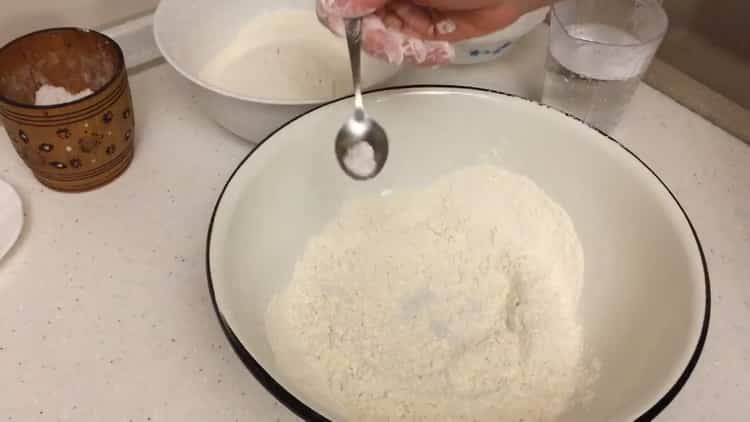 Para hacer albóndigas con papas y tocino, tamizar la harina