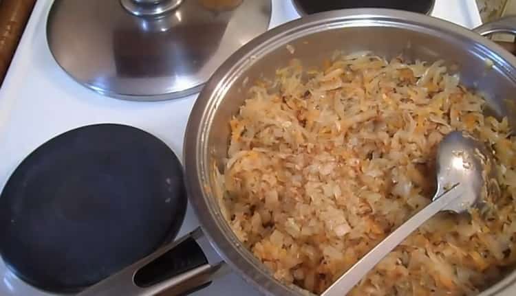 Pour faire des boulettes de pâte à la choucroute, préparez le remplissage