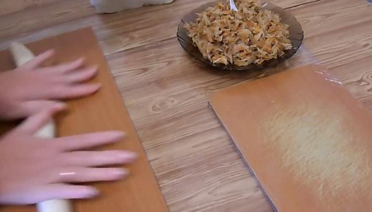 Pour faire des boulettes de pâte à la choucroute, étaler la pâte