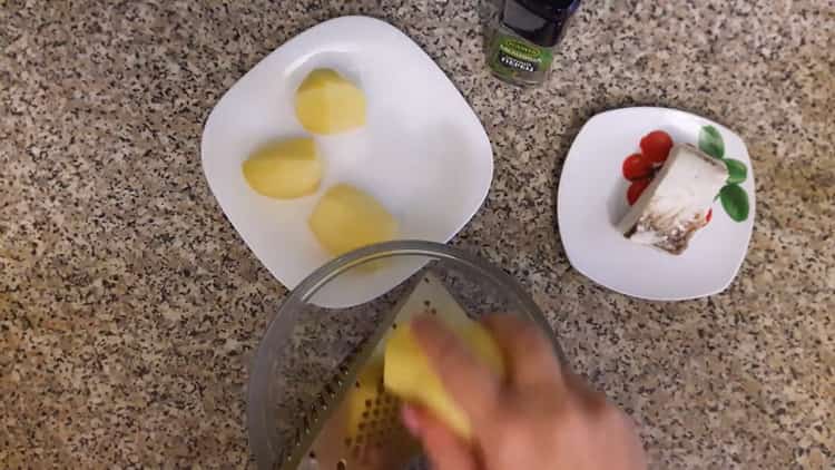 Para cocinar albóndigas con papas crudas, rallar las papas