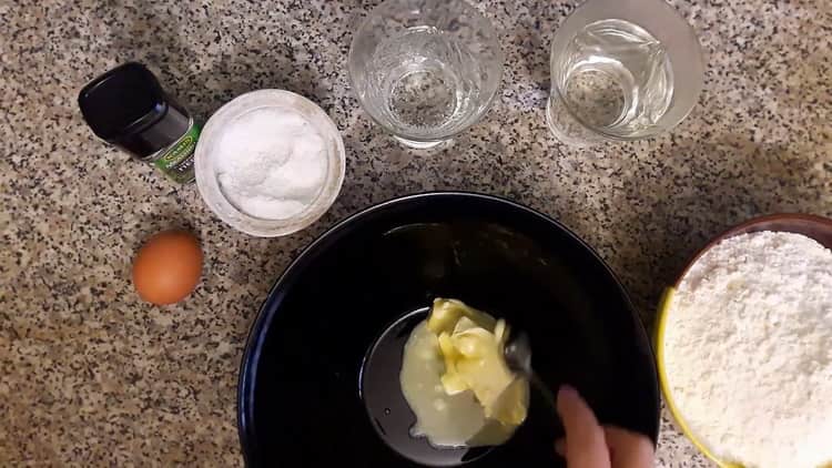 Pour faire des boulettes avec des pommes de terre crues, préparez les ingrédients