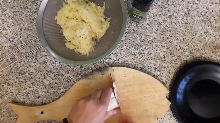 Pour faire des boulettes avec des pommes de terre crues, couper le saindoux