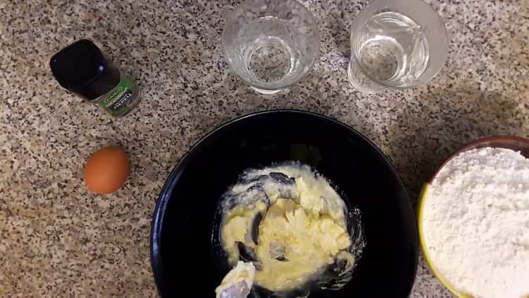 Battez les œufs pour obtenir des boulettes de pommes de terre crues.