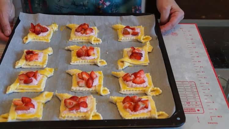 Para cocinar las tartas de queso, precaliente el horno