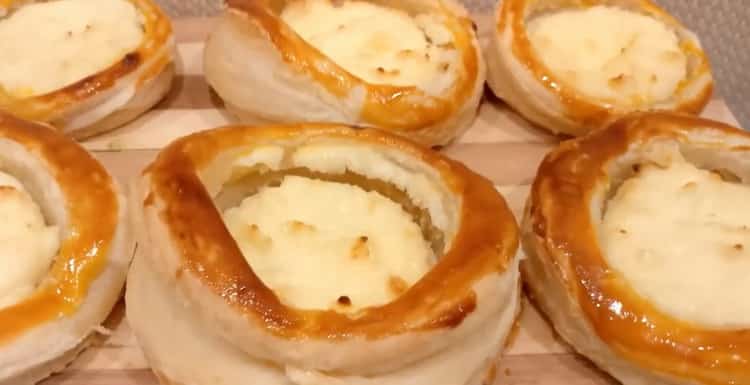 cheesecakes from puff pastry with cottage cheese are ready