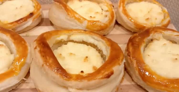 gâteaux au fromage de pâte feuilletée avec du fromage cottage sont prêts