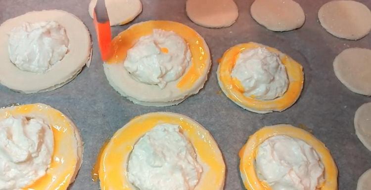 For cooking cheesecakes with cottage cheese, grease the dough with an egg