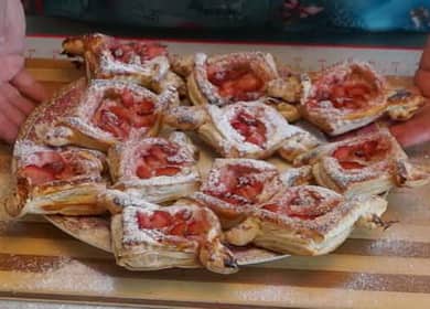 Tender cheesecakes made of puff pastry with cottage cheese and strawberries