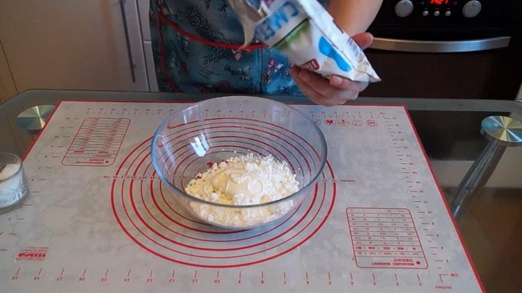 Cooking puff pastry with cottage cheese