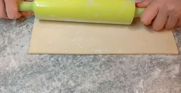 Pour faire des gâteaux au fromage avec du fromage cottage, étalez la pâte