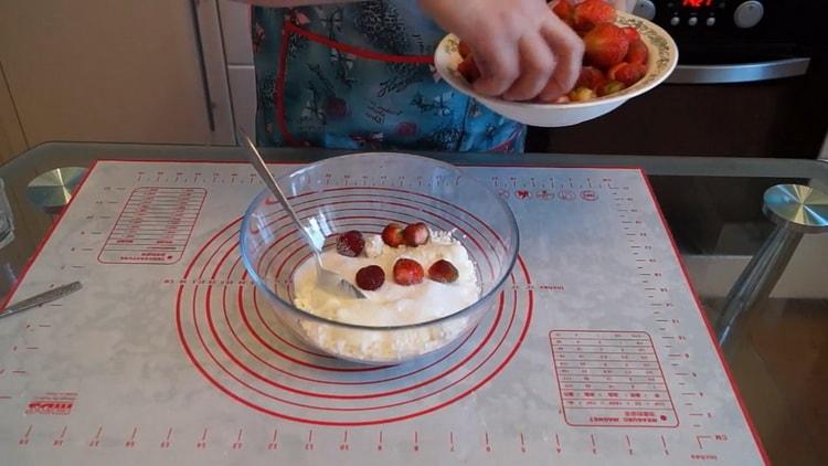 Para cocinar pasteles de queso, corte las fresas.