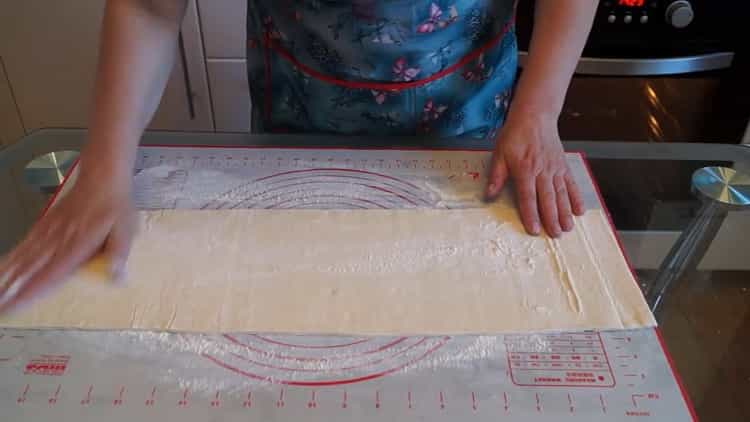 Lay the dough to make cheesecakes
