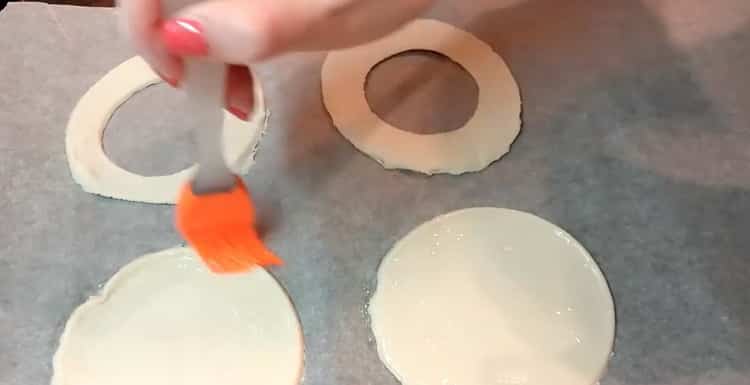 Para cocinar pasteles de queso con requesón, engrase la masa con un huevo