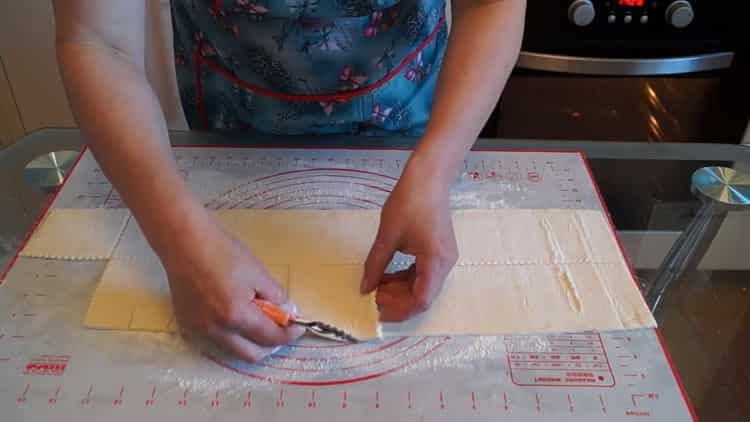 Para hacer tartas de queso, corte la masa