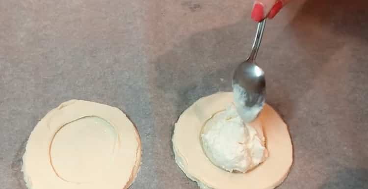 Para cocinar pasteles de queso con requesón, coloque el relleno en una masa