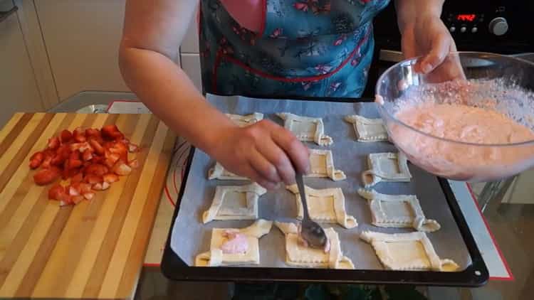 Para preparar los pasteles de queso, ponga el relleno sobre la masa.