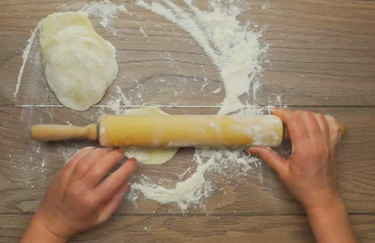 Estirar la masa para hacer tartas de queso con papas