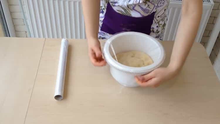 To prepare a cheesecake with cottage cheese, cover the dough with a film