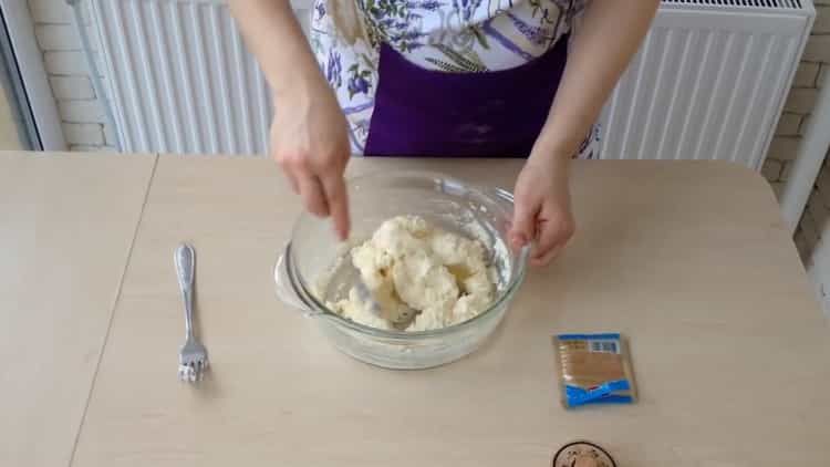 To make cheesecakes with cottage cheese, prepare the filling