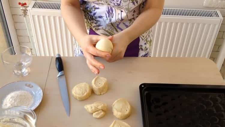 Para hacer pasteles de queso con requesón, divida la masa