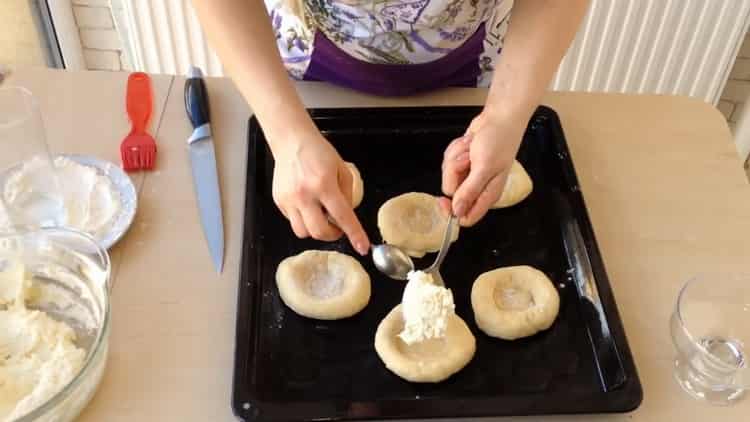 Para preparar pasteles de queso con requesón, ponga el relleno sobre la masa