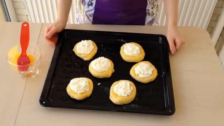 Pour faire cuire les gâteaux au fromage avec du fromage cottage, préchauffez le four