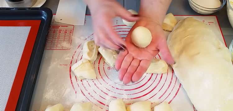 Para hacer pasteles de queso con requesón, prepare la masa