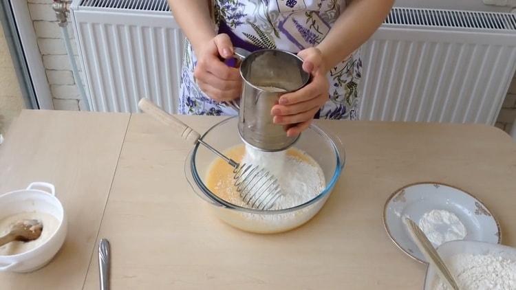 Para cocinar pasteles de queso con requesón, tamizar la harina