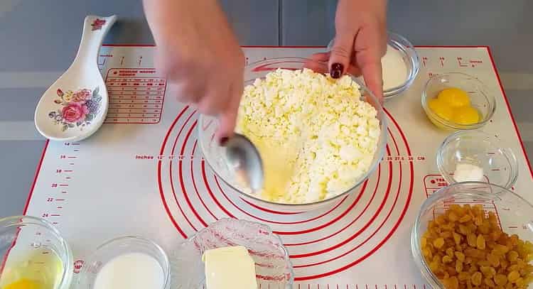 Para preparar los pasteles de queso con requesón, prepare el relleno