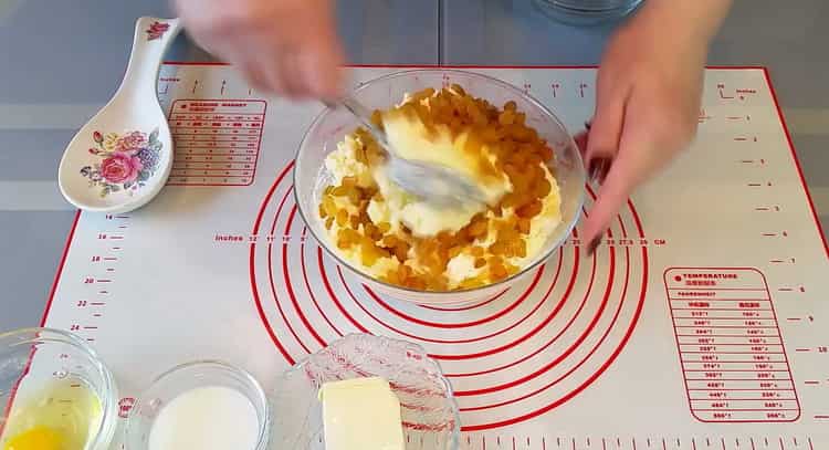 Pour faire des gâteaux au fromage au fromage cottage, ajoutez des raisins secs à la garniture