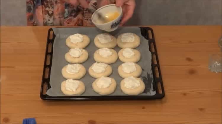 Da biste napravili cheesecakes u pećnici, prethodno zagrijte pećnicu