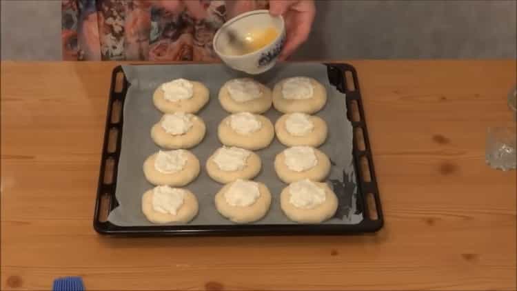 Para hacer pasteles de queso en el horno, precaliente el horno