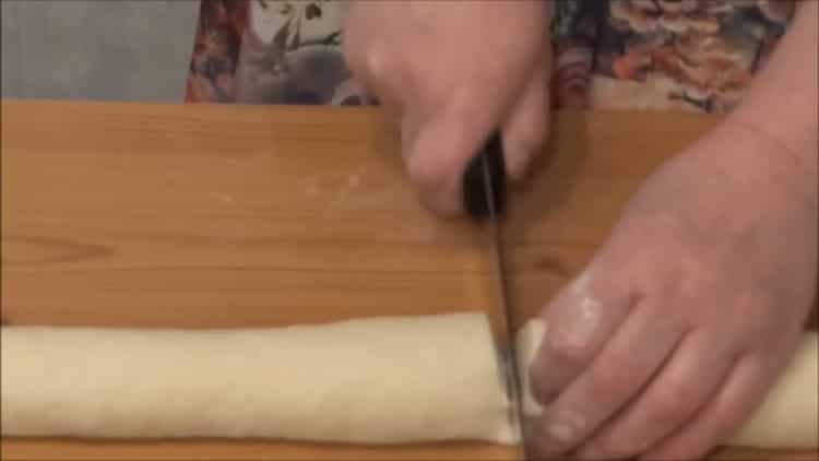 Para hacer tartas de queso en el horno, corta la masa