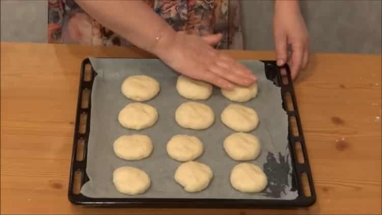 Para preparar los pasteles de queso en el horno, coloque los espacios en blanco en una bandeja para hornear