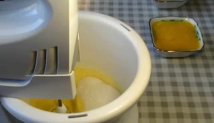 Para hacer rollos de obleas con leche condensada, agregue azúcar