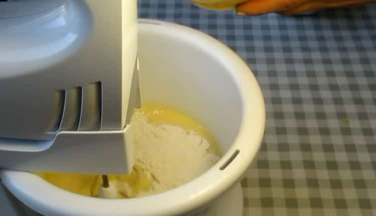 Prosijati brašno kako bi napravili vafliće valjke sa kondenziranim mlijekom