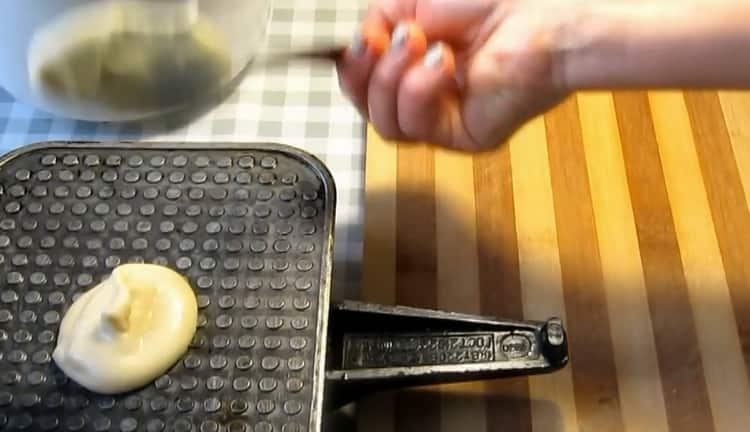 Para hacer rollos de obleas con leche condensada, prepare una máquina para hacer gofres