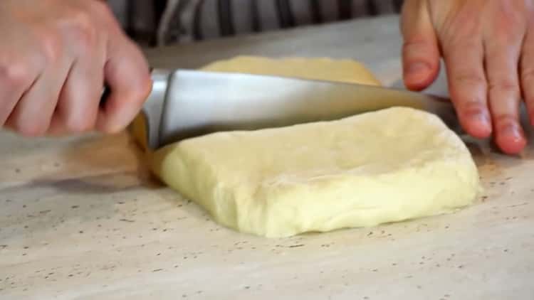 Para hacer rollos de hamburguesa, divide la masa