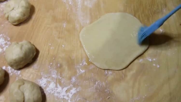 To make buns with sugar from yeast dough, grease the dough