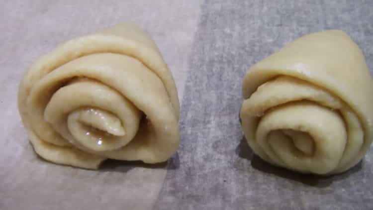 Upang makagawa ng mga buns na may asukal mula sa lebadura, balutin ang kuwarta