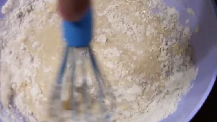 Para hacer bollos con azúcar de levadura, agregue harina